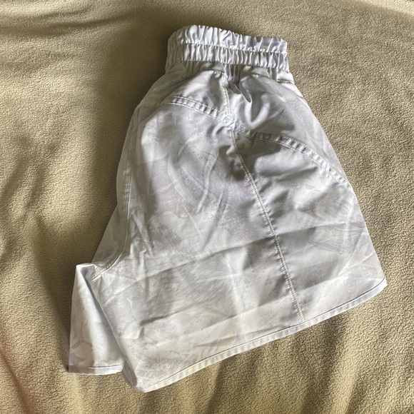 Lululemon silver grey botanical print shorts - Picture 11 of 11
